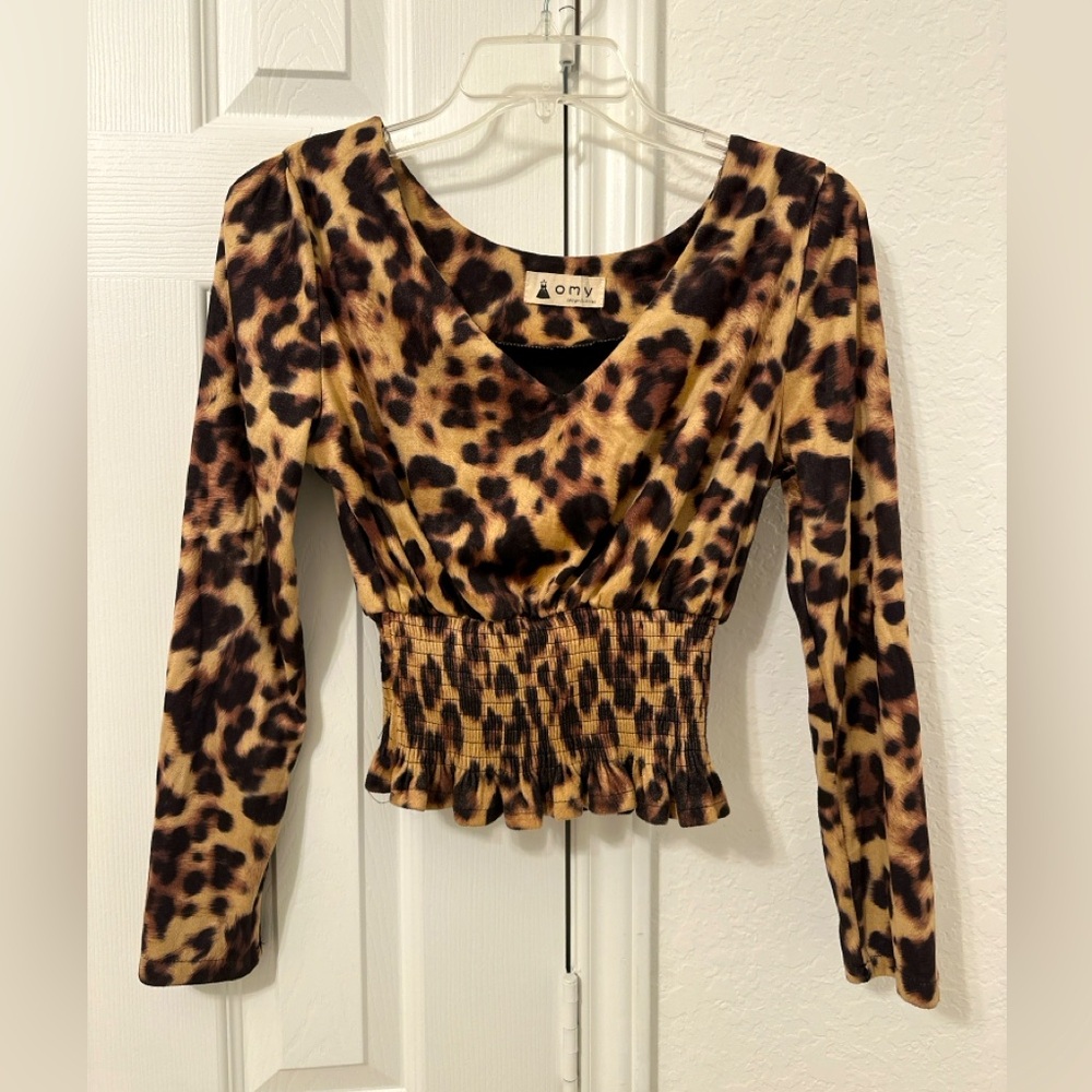 V-neck  leopard print shirt , 👚 smock waist, long sleeve, one size small